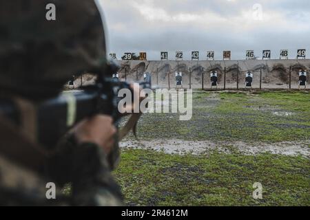 A ÉTATS-UNIS Marine corps recrue à Echo Company, 2nd Recruit Training Battalion, tire son fusil en position debout pendant la table deux cours de feu sur Marine corps base Camp Pendleton, en Californie, le 10 janvier 2023. Toutes les recrues doivent participer au cours de qualification de la table deux au cours de la phase 3rd de la formation des recrues. Banque D'Images