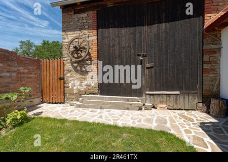 Ancienne porte de grange en bois et passerelle en pierre Banque D'Images