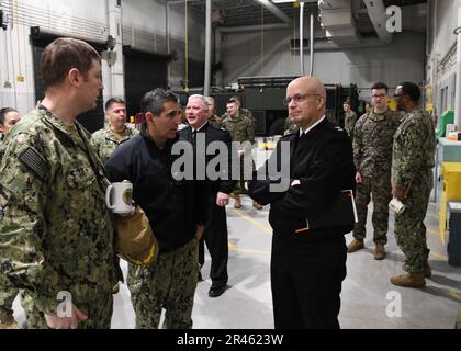 Carl Lahti, commandant de la région navale du Japon, visite des espaces au Navy Reserve Centre Minneapolis. Le Centre de la Réserve navale de Minneapolis fait partie du Commandement de la préparation et de la mobilisation de la région de la Réserve navale, Everett. Banque D'Images