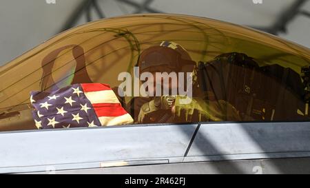 ÉTATS-UNIS Le lieutenant-colonel Andrew Gray de la Force aérienne, commandant de l'escadron de combat 71st, se prépare à sortir d'un F-22 Raptor à la base interarmées Langley-Eustis (Virginie), le 29 mars 2023. La mission du FS 71st est de fournir un soutien aérien professionnel à l’adversaire pour améliorer la capacité de combat de la F-22 de l’escadre de combat 1st et a une longue histoire en matière d’excellence globale et d’opérations de combat multiples. Banque D'Images