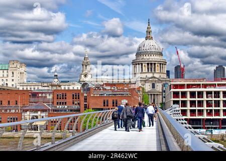 London St Pauls Cathedral The Millennium Footbridge City of London School, grues et nouveaux bâtiments Banque D'Images