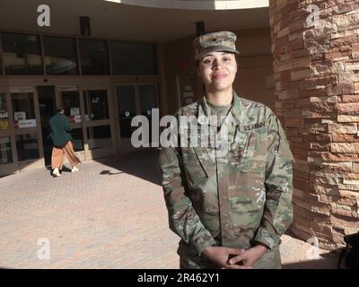 Janiece Coulter, CPS., à l'extérieur de l'échange principal à fort Bliss, Texas, 9 février 2023. Coulter, une mère de trois enfants également mariée à un Soldat actif, a déclaré que même si elle a grandi dans une famille prospère, ce n’est qu’à ce qu’elle devienne mère lorsqu’elle se consacrait à la préparation et à l’information sur les règles de vente au détail pour des questions telles que l’appariement des prix et les remises. La Brigade d'artillerie de défense aérienne de 11th, le soldat du Commandement de la défense aérienne et antimissile de l'Armée de terre de 32nd a déclaré qu'elle apprécie non seulement d'économiser de l'argent de sa famille à deux militaires, mais aussi de se connecter avec d'autres familles militaires pour partager ses conseils et ses coupons supplémentaires. Banque D'Images