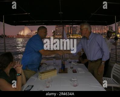 ÉTATS-UNIS Andrew Tiongson, vice-adjoint de la Garde côtière, commandant de la région du Pacifique, (à gauche), serre la main avec Christopher Smith, sous-amiral Christopher Smith, commandant de la flotte australienne, à Sydney, en Australie, en février 3. 2023. ÉTATS-UNIS Les partenaires de la Garde côtière et de l'Australie ont discuté des possibilités de faire progresser une Indo-Pacifique libre et ouverte, connectée, prospère, sûre et résiliente. Banque D'Images