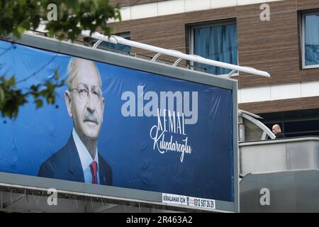 Les affiches de campagne du candidat présidentiel et président du Parti populaire républicain (CHP) 13th Kemal K?l?çdaro?lu sont affichées. Les rues d'Ankara ont été décorées d'affiches du président turc actuel du Parti pour le développement de la justice (AKP), Recep Tayyip Erdo?an, les deux principaux candidats aux élections présidentielles et parlementaires, et Kemal K?l?çdaro?lu, le président du Parti républicain du peuple (CHP) et le candidat présidentiel. Puisque les candidats ont remporté 50 pour cent des voix aux élections tenues sur 14 mai en Turquie, un deuxième tour d'élections sera Banque D'Images