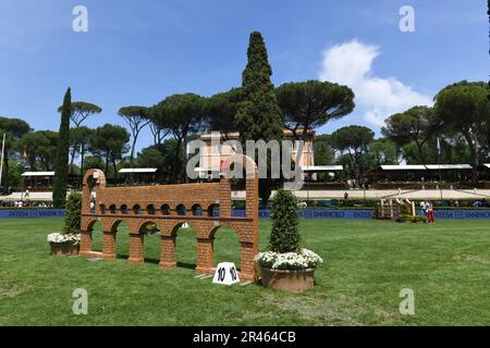 CSIO Roma 2023, Piazza di Siena, Rome, Italie, mai 25 2023. Compétition de saut équestre coupe des nations, Manche 1, obstacle numéro 10 sur le terrain de jeu avant l'événement. Crédit photo : Fabio Pagani/Alay Live News Banque D'Images