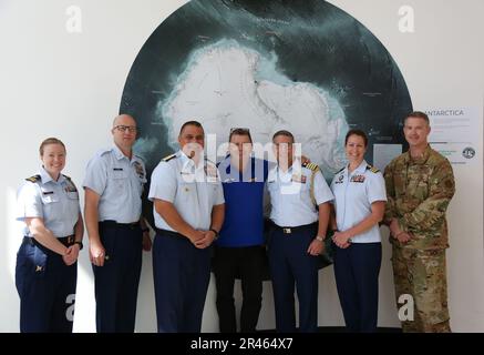 ÉTATS-UNIS Andrew Tiongson, vice-adjoint de la Garde côtière, commandant de la région du Pacifique (au centre à gauche), est accompagné de David Kennedy, hôte du Centre international de l'Antarctique, et d'autres membres du personnel de la Garde côtière et des États-Unis Air National Guard Maj. Shay Price au Centre international de l'Antarctique à Christchurch, Nouvelle-Zélande, 8 février 2023. Le personnel de la Garde côtière a visité le centre pour en savoir plus sur l'Antarctique. Banque D'Images