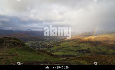 Un paysage naturel magnifique avec une chaîne de montagnes majestueuse et un arc-en-ciel magnifique Banque D'Images