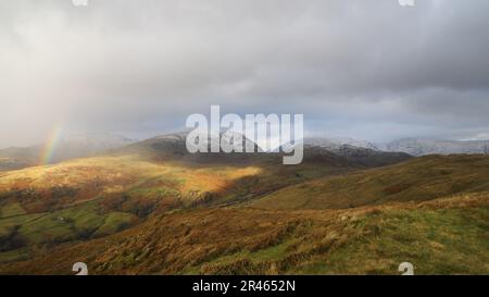 Un paysage naturel magnifique avec une chaîne de montagnes majestueuse et un arc-en-ciel magnifique Banque D'Images