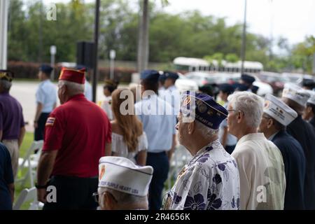 Les participants à la cérémonie du 50th anniversaire de l'opération Homecoming attendent le début de l'hymne national à la base conjointe Pearl Harbor-Hickam, 28 mars 2023. Suite à la publication de la norme américaine Prisonniers de guerre par les Nord-Vietnamiens, les membres du service américain nouvellement libérés ont été ramenés à la JBPHH et ont touché le sol américain pour la première fois. Banque D'Images