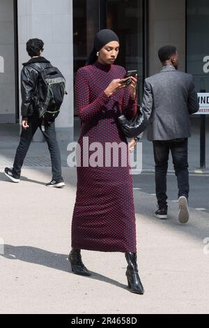 Londres, Royaume-Uni. 18th mai 2023. Le modèle Ikram Abdi Omar arrive pour l'événement British Fashion Council (BFC) / Vogue Designer Fashion Fund à 180 Studios. CR Banque D'Images