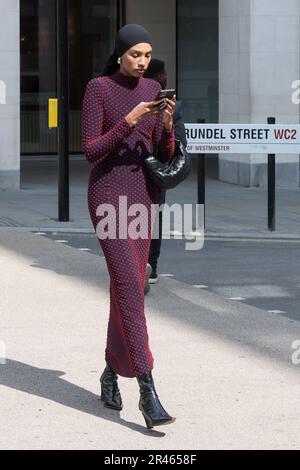 Londres, Royaume-Uni. 18th mai 2023. Le modèle Ikram Abdi Omar arrive pour l'événement British Fashion Council (BFC) / Vogue Designer Fashion Fund à 180 Studios. CR Banque D'Images