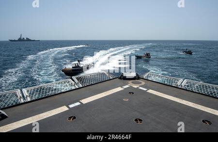 230324-N-NH267-1033 MER D'ARABIE (24 mars 2023) la frégate de la Marine espagnole Reina Sofia (F-84) et la frégate de la Marine italienne Carlo Bergamini (F 590) effectuent un exercice VBSS avec le destroyer à missiles guidés USS Paul Hamilton (DDG 60), 24 mars 2023 dans la mer d'Arabie. Paul Hamilton est déployé dans la zone d'opérations de la flotte américaine 5th afin d'assurer la sécurité et la stabilité maritimes dans la région du Moyen-Orient. Banque D'Images