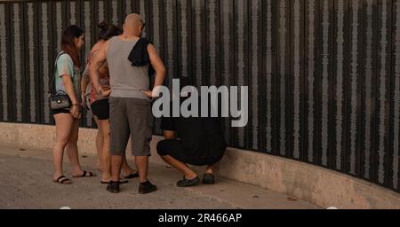 Les membres de la famille Chamorro regardent les noms des membres de la famille, qui ont servi dans l'armée américaine pendant la Seconde Guerre mondiale, au parc historique national, Asan Bay Overlook, Asan, Guam, le 17 janvier, 2023. Dans la baie d’Asan, des fournitures et du matériel ont été chargés sur des navires pour soutenir la campagne américaine de saut d’île vers l’île du Japon où de nombreux membres de service sont morts, en 1944. Aujourd’hui, la présence militaire à Guam joue un rôle essentiel dans l’objectif de 38th du Commandant de la Force Design de 2030 du corps des Marines de transférer la mission du corps des Marines vers l’Indo-Pacifique. Banque D'Images