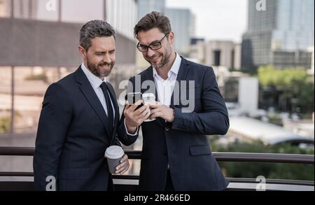photo d'un téléphone professionnel souriant. téléphone de bureau pour les chèques Banque D'Images
