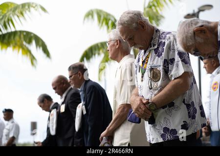 Les participants à la cérémonie du 50th anniversaire de l'opération Homecoming, se sont incliné la tête lors de l'invocation à la base conjointe Pearl Harbor-Hickam, 28 mars 2023. Suite à la publication de la norme américaine Prisonniers de guerre par les Nord-Vietnamiens, les membres du service américain nouvellement libérés ont été ramenés à la JBPHH et ont touché le sol américain pour la première fois. Banque D'Images