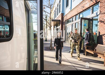 Le Lieutenant général Shaun Morris, commandant du Centre de gestion du cycle de vie de la Force aérienne, et sous-secrétaire de la Force aérienne Gina Ortiz Jones se préparent à quitter le bureau de soutien rapide le 9 janvier à Beavercreek, en Ohio. Au cours de sa visite, Jones a également visité la 445th Escadre du transport aérien, le Centre national de renseignements aériens et spatiaux, la capitale nationale de l'innovation en matière de sécurité, la 711th Escadre du rendement humain et le Laboratoire de recherche de la Force aérienne. Elle a déjeuné avec des étudiants de l'Air Force Institute of Technology et a participé à une réception au Wright-Patt Club avec la Chambre de commerce de la région de Dayton et la Dayton Development Coalition Banque D'Images