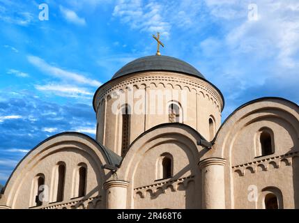 Dômes de la Dormition Pyrohoshcha de l'Eglise mère de Dieu sur Podil contre le ciel bleu de Kiev. Kiev, Ukraine Banque D'Images