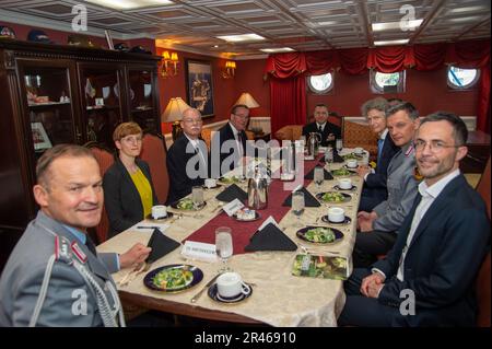 230319-N-YX844-2022 YOKOSUKA, Japon (19 mars 2023) les membres du ministère allemand de la Défense posent pour une photo avec le capitaine Daryle Cardone, commandant de l'USS Ronald Reagan, dans la cabine portuaire du commandant à bord des États-Unis Le seul porte-avions de la Marine, le USS Ronald Reagan (CVN 76), tandis que le commandant de la flotte, à bord du port, effectue des activités à Yokosuka (19 mars). Ronald Reagan, le navire amiral du Carrier Strike Group 5, fournit une force prête à combattre qui protège et défend les États-Unis, et soutient les alliances, les partenariats et les intérêts maritimes collectifs dans la région Indo-Pacifique Banque D'Images