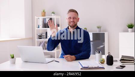 Portrait de chat de la visioconférence de l'homme senior confiant Banque D'Images