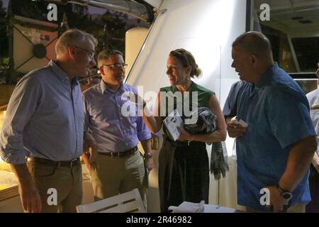 Christopher Smith, adjoint arrière, commandant de la flotte australienne, (à gauche), capitaine Toby Reid, États-Unis Attaché de la Garde côtière en Australie, Cmdr. Amanda Ramassini, arrivée aux États-Unis Garde côtière Attache pour l'Australie, et Vice ADM. Andrew Tiongson, commandant des États-Unis Coast Guard Pacific Area, discuter des partenariats à Sydney, Australie, février 3. 2023. ÉTATS-UNIS Les partenaires de la Garde côtière et de l'Australie ont discuté des possibilités de faire progresser une Indo-Pacifique libre et ouverte, connectée, prospère, sûre et résiliente. Banque D'Images