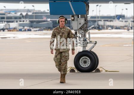 Le chef d'équipage de l'escadron de maintenance de l'aéronef 1st classe Jaxon Jeffries, 934th, s'éloigne de la Force aérienne 1 après avoir effectué des chalks à Minneapolis-St. Paul Air Reserve Station, 3 avril 2023. Banque D'Images