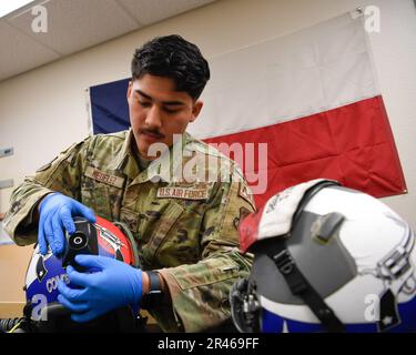 ÉTATS-UNIS Air Force Airman 1st classe Eric Medelez, un technicien d'équipement de vol de l'équipage affecté à l'escadre de chasse 149th, inspecte les casques des pilotes de chasse après un vol de la base interarmées Lackland-San Antonio (Texas) à la base aérienne de Davis Monthan, Arizona (28 mars 2023). L'événement annuel d'entraînement, connu sous le nom de Coronet Cactus, emmène les membres de l'aile de chasse 149th en territoire inconnu pour participer à un exercice de déploiement simulé. Banque D'Images