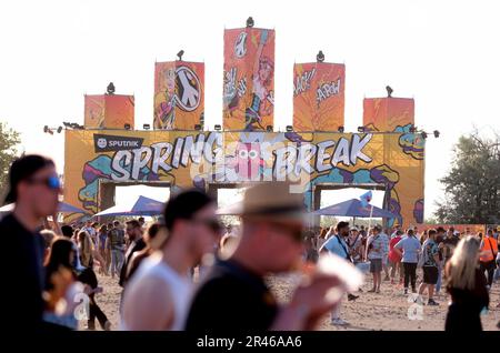 Bitterfeld Wolfen, Allemagne. 26th mai 2023. Visiteurs du festival au Spoutnik SpringBreak. Le festival de musique aura lieu de 26,05 à 29.05.2023 sur la péninsule de Pouch, environ 25 000 jeunes sont attendus. Credit: Sebastian Willnow/dpa/Alay Live News Banque D'Images