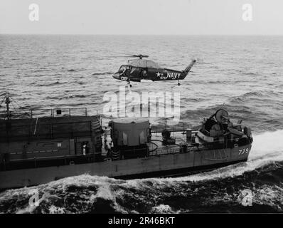 UH-2A de HU-2 Seasprite plane sur l'arrière de l'USS Douglas H. Fox (DD-779) en août 1964 Banque D'Images