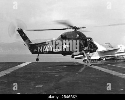 UH-2A de l'HU-2 plane sur l'USS Saratoga (CVA-60) en 1965 Banque D'Images