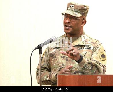 Le général de division Rodney Boyd, l'adjoint général adjoint - Armée de la Garde nationale de l'Illinois et commandant de la Garde nationale de l'armée de l'Illinois, prend la parole lors de la cérémonie d'accueil de la compagnie de transport 1744th. La compagnie de transport 1744th, basée à Crestwood, dans l'Illinois, a tenu sa cérémonie de bienvenue le 18 février à Elk Grove Village dans le cadre de l'événement final de réintégration de l'unité. L'unité est revenue en novembre après un déploiement fédéral de 13 mois à la frontière sud-ouest du pays. Banque D'Images