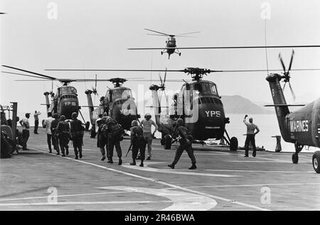 Les hélicoptères UH-34D de HMM-163 sur l'USS Iwo Jima (LPH-2) en décembre 1965 Banque D'Images