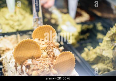 Crème glacée italienne artisanale exposée dans les affaires pour la consommation Banque D'Images