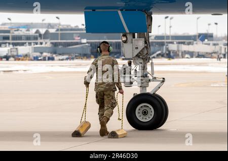 Airman 1st Class Jaxon Jeffries, chef d'équipage de l'escadron de maintenance de l'aéronef 934th, marche vers Air Force One à Minneapolis-St. Paul Air Reserve Station, 3 avril 2023. Banque D'Images