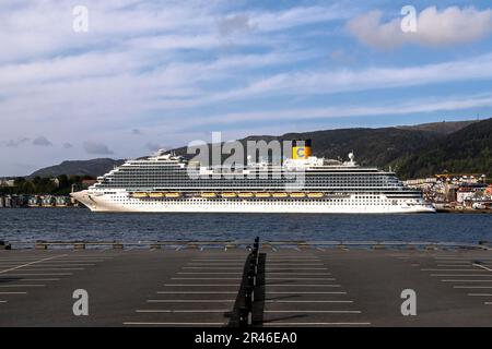 Bateau de croisière Costa Firenze au terminal Jekteviken dans le port de Bergen, Norvège. Banque D'Images