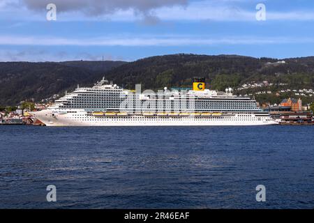 Bateau de croisière Costa Firenze au terminal Jekteviken dans le port de Bergen, Norvège. Monter Floien en arrière-plan Banque D'Images