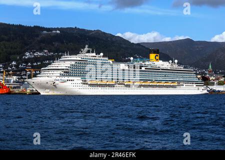 Bateau de croisière Costa Firenze au terminal Jekteviken dans le port de Bergen, Norvège. Monter Floien en arrière-plan Banque D'Images