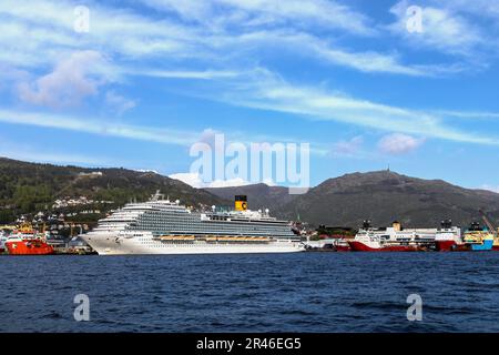 Bateau de croisière Costa Firenze au terminal Jekteviken dans le port de Bergen, Norvège. Mount Floien et Mount Ulriken en arrière-plan Banque D'Images