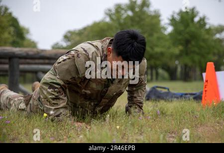 Le Sgt Sebastian Maldonado, de l’équipe de combat de la Brigade d’infanterie de 72nd, Garde nationale de l’Armée du Texas, manœuvre à travers le cours d’obstacles lors de la compétition du meilleur guerrier du département militaire du Texas de cette année au camp Swift, Texas, 30 mars 2023. La compétition amicale de six jours met au défi les militaires sur les connaissances militaires professionnelles, la stratégie de marksfart, le parcours d'obstacles et la navigation terrestre. Les gagnants de cet événement représenteront le Texas au concours du meilleur guerrier de la région V de la Garde nationale. Banque D'Images