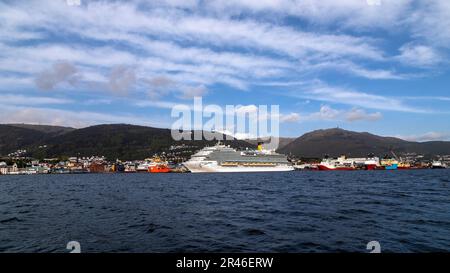 Bateau de croisière Costa Firenze au terminal Jekteviken dans le port de Bergen, Norvège. Mount Floien et Mount Ulriken en arrière-plan Banque D'Images