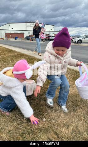 Les enfants des membres de l'escadre de transport aérien de 120th vont chasser les œufs de Pâques, à 1 avril 2023, à la base de la Garde nationale aérienne du Montana, à Great Falls, au Montana. Des événements comme la chasse aux œufs de Pâques créent un environnement inclusif pour les militaires, les familles et les civils. Banque D'Images