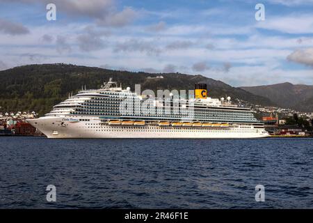 Le bateau de croisière Costa Firenze partira du terminal Jekteviken dans le port de Bergen, en Norvège. Monter Floien en arrière-plan Banque D'Images