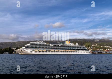 Bateau de croisière Costa Firenze au départ du port de Bergen, Norvège. Monter Floien en arrière-plan Banque D'Images