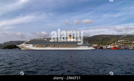 Bateau de croisière Costa Firenze au départ du port de Bergen, Norvège. Monter Floien en arrière-plan Banque D'Images