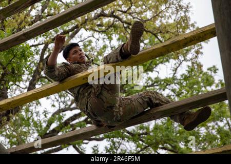 Le Sgt Sebastian Maldonado, de l’équipe de combat de la Brigade d’infanterie de 72nd, Garde nationale de l’Armée du Texas, manœuvre à travers le cours d’obstacles lors de la compétition du meilleur guerrier du département militaire du Texas de cette année au camp Swift, Texas, 30 mars 2023. La compétition amicale de six jours met au défi les militaires sur les connaissances militaires professionnelles, la stratégie de marksfart, le parcours d'obstacles et la navigation terrestre. Les lauréats de l’Armée de terre de cet événement représenteront le Texas à la compétition du meilleur guerrier de la région V de la Garde nationale. Banque D'Images