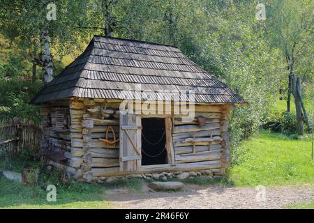 La photo a été prise en Ukraine, dans le village de Kolochava. Sur la photo, il y a une ancienne grange de village pour le bétail. Banque D'Images