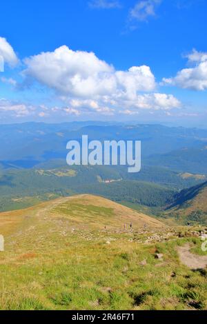 Photo prise en Ukraine. La photo montre la montée d'un groupe de personnes le long d'un sentier escarpé au sommet d'une montagne dans le pittoresque moun de Carpathian Banque D'Images