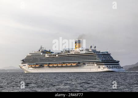 Bateau de croisière Costa Firenze à Byfjorden, au départ du port de Bergen, en Norvège. Banque D'Images