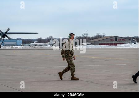 Le chef d'équipage de l'escadron de maintenance de l'aéronef 1st classe Jaxon Jeffries, 934th, marche sur la ligne de vol vers Air Force One, après l'atterrissage à Minneapolis-St. Paul Air Reserve Station, 3 avril 2023. Banque D'Images