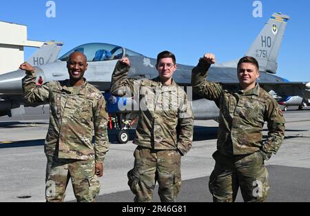 Les membres de l'escadron de maintenance d'aéronefs 311th de la base aérienne de Holloman, au Nouveau-Mexique, posent devant leur faucon de combat F-16 lors de l'accélération de l'héritage 2023 à la base conjointe Charleston, en Caroline du Sud, le 18 février 2023. Accélérer l’héritage est un événement sur le patrimoine de l’aviation qui honore l’héritage des aviateurs Tuskegee, offre des possibilités de développement professionnel et de réseautage aux aviateurs de Total Force et inspire la prochaine génération de professionnels de l’aviation. Banque D'Images