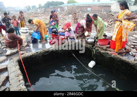 Pénurie d'eau douce,24may2023 dhaka Bangladesh.les habitants de Dhalpur et des environs de la capitale ne peuvent pas utiliser l'eau pour tous les dômes Banque D'Images